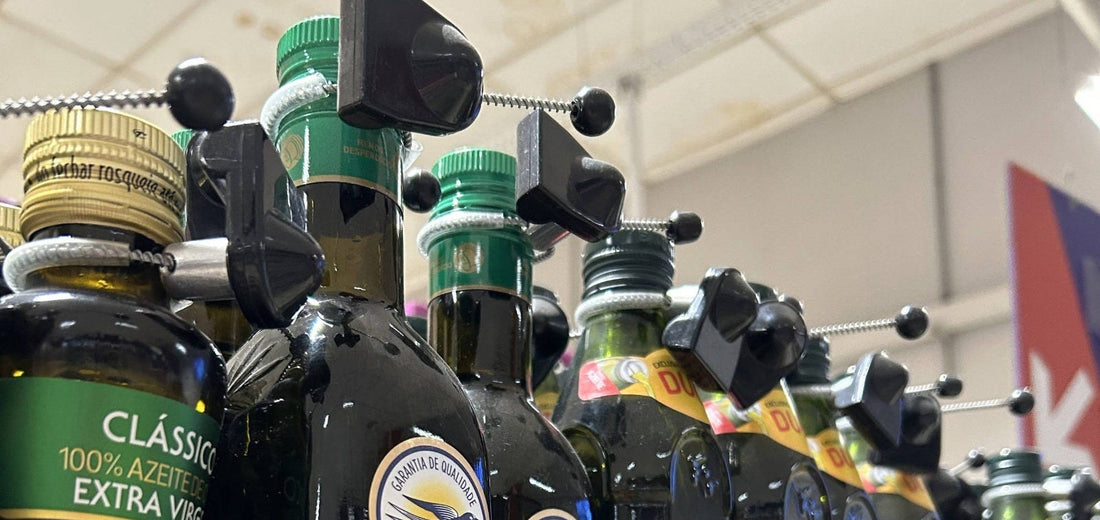 Azeites com lacre antifurto na prateleira do supermercado. Foto de AmazoniaPress.